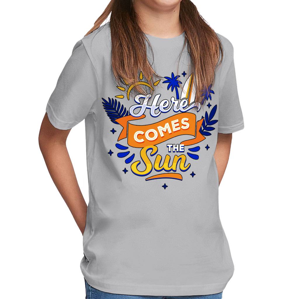 Here Comes the Sun Kids’ Classic Fit T-Shirt – Cute T-Shirt – Themed Classic Fit Tee Kids’ Clothing Here Comes the Sun Kids' Classic Fit T-Shirt - Cute T-Shirt - Themed Classic Fit Tee Kids' Clothing Color : Light Gray|Light Pink|Purple|White