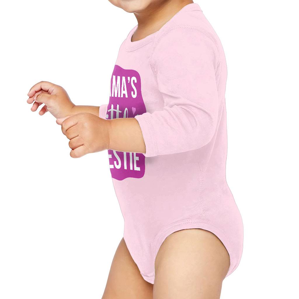 Mama’s Bestie Baby Long Sleeve Onesie – Trendy Baby Long Sleeve Bodysuit – Graphic Baby One-Piece Onesies Mama's Bestie Baby Long Sleeve Onesie - Trendy Baby Long Sleeve Bodysuit - Graphic Baby One-Piece Onesies Color : Mauve|Natural|Pink|White